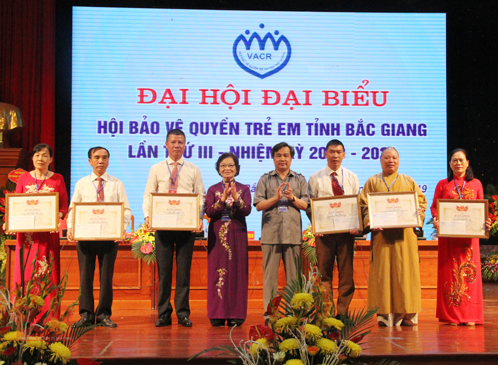 Phó Chủ tịch Hội BVQTE Việt Nam tặng Bằng khen của Chủ tịch Hội BVQTE Việt Nam cho các cá nhân tiêu biểu.